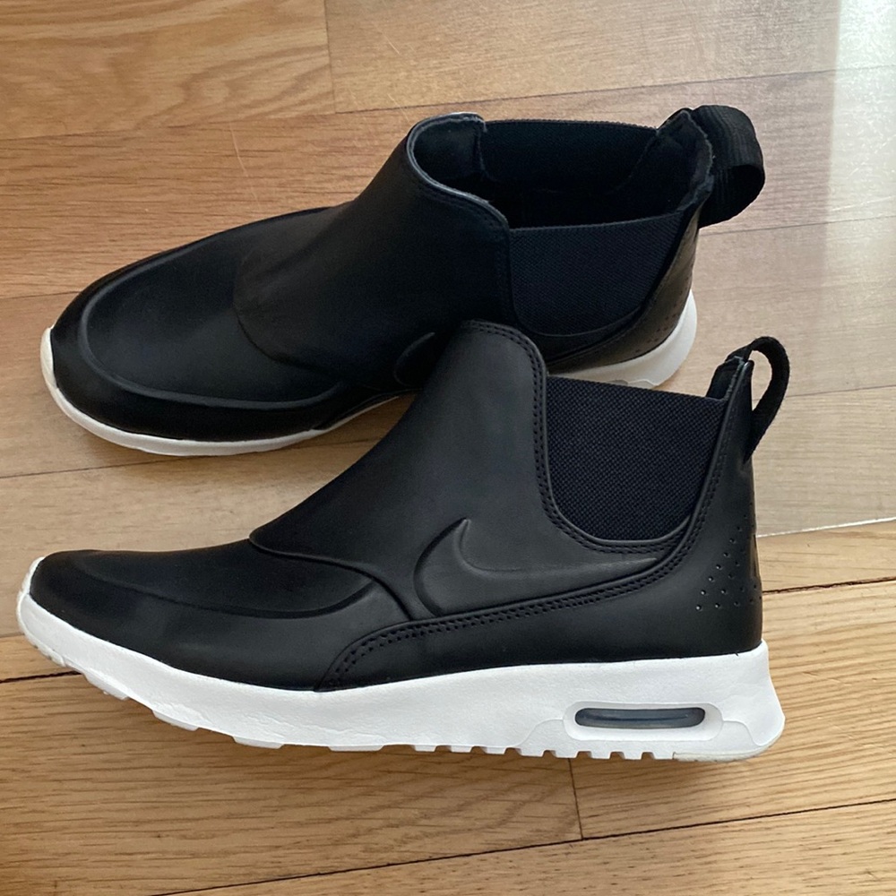 Nike Womens Air Max Thea Mid leather boots.